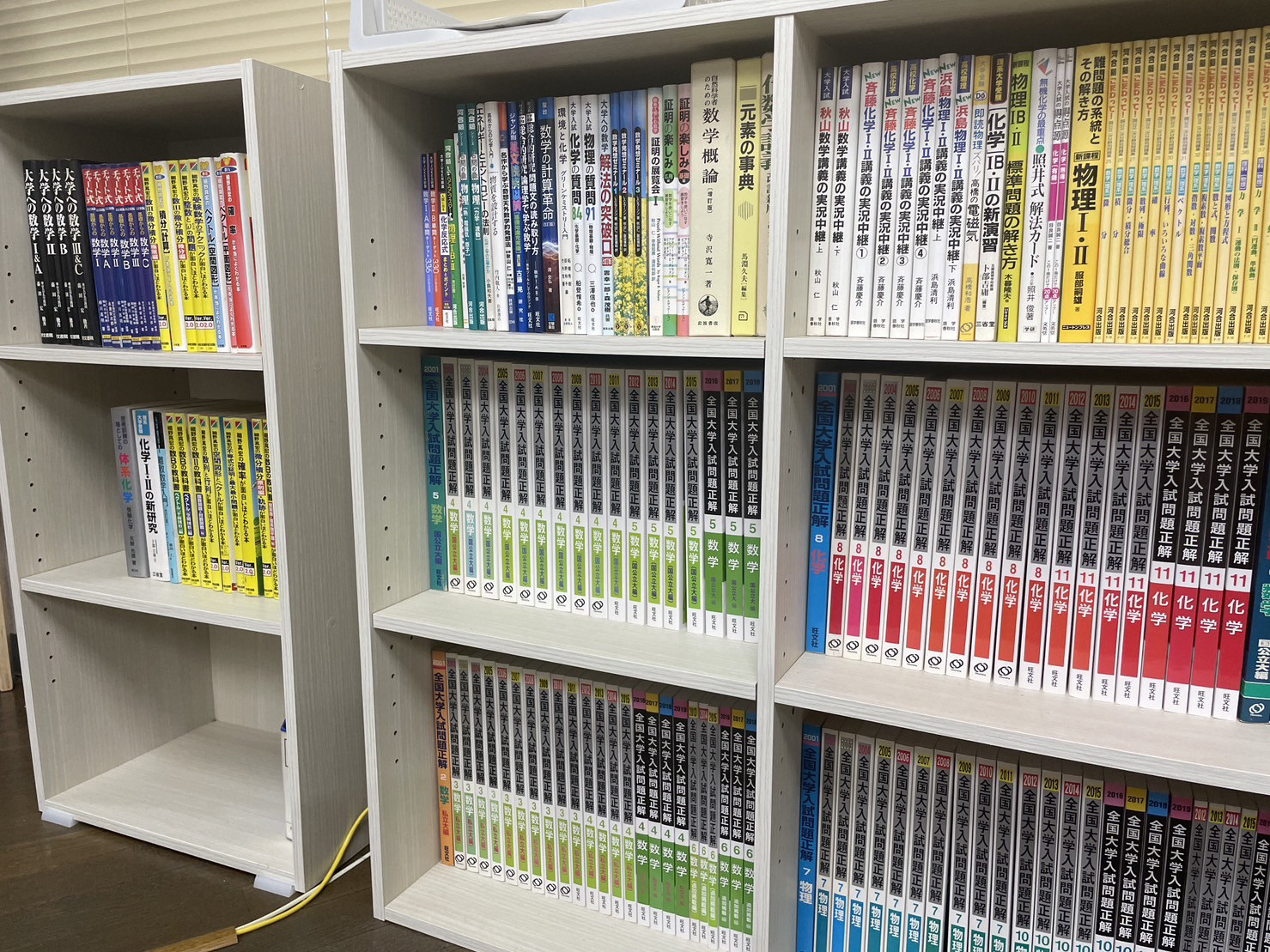 参考書や過去問が並ぶ情報コーナー