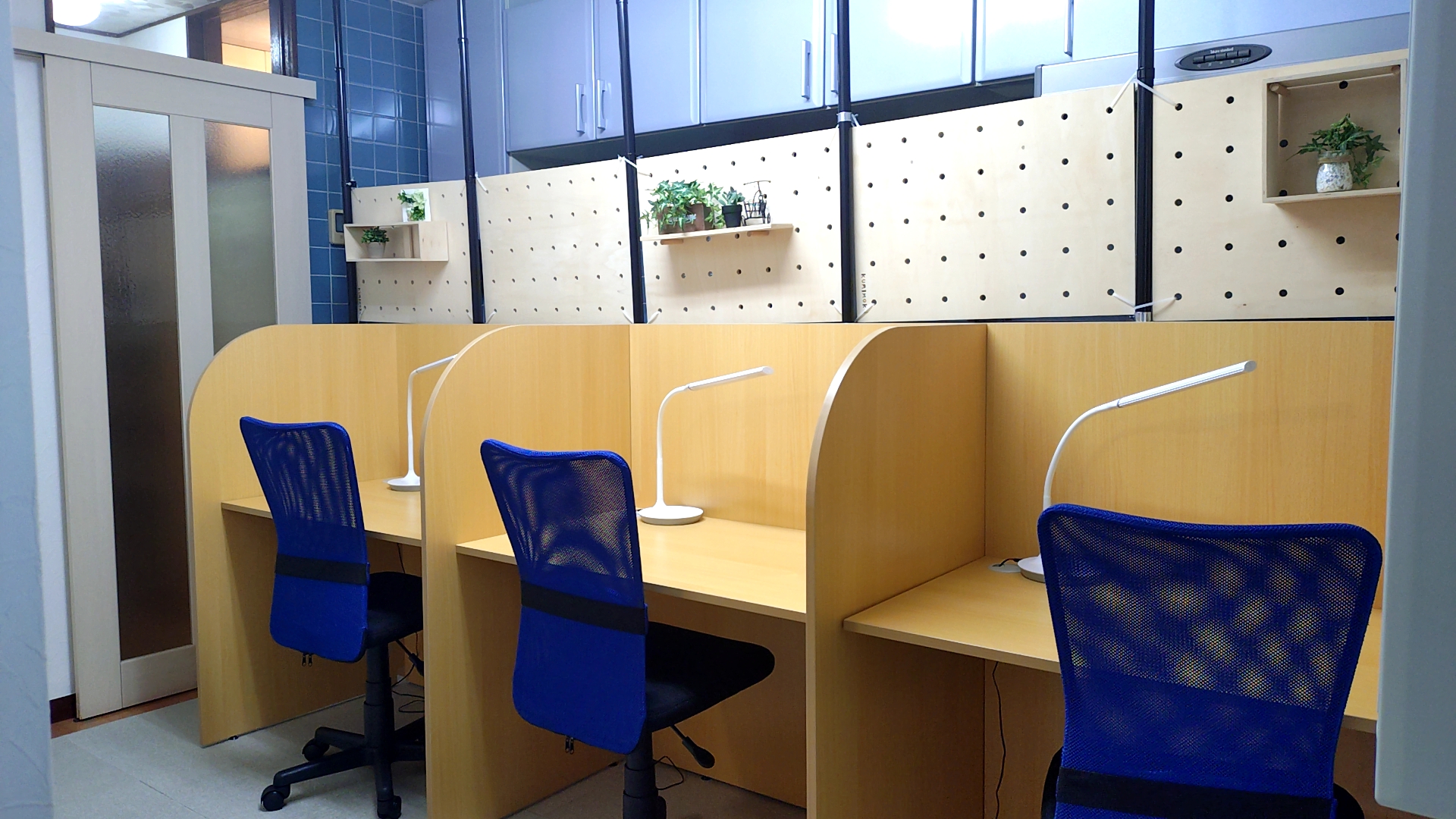 弘道塾の仕切り板で区切られた、朝から落ち着いて学習に集中できるブース型自習室の様子