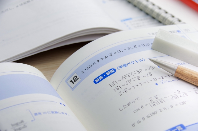 数学が伸び悩む高校生の学習ノートのイメージ