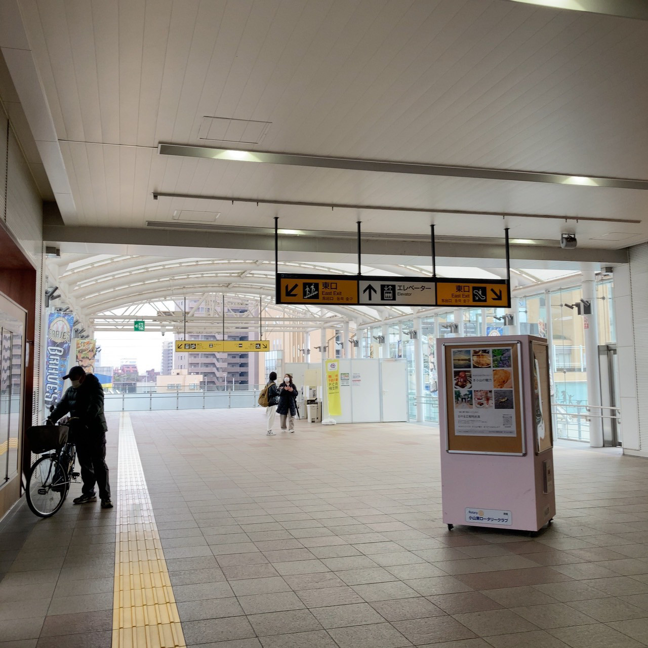 JR小山駅の中央改札口を出て右の東口方面へ向かう進路の風景。広く平坦な通路です