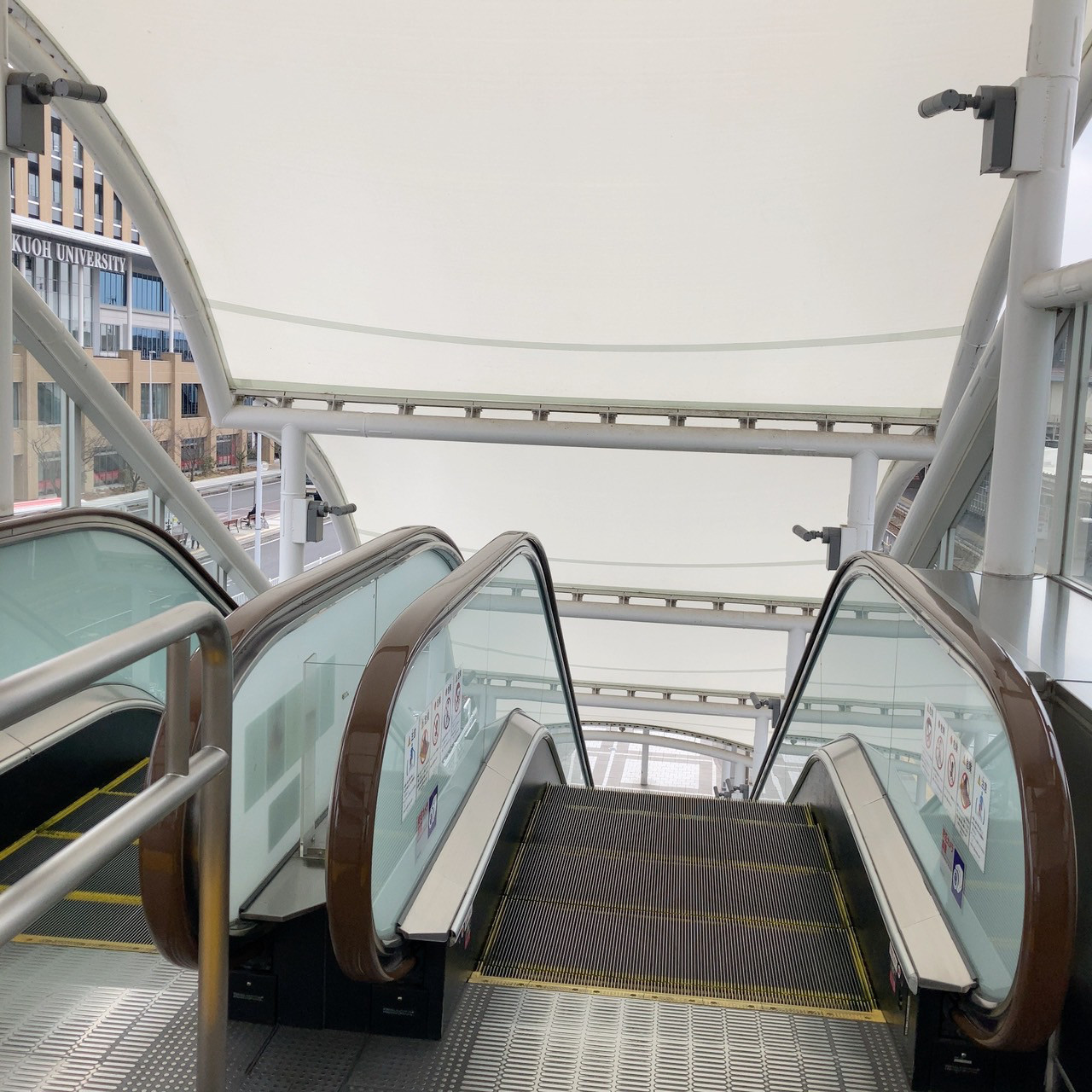 小山駅東口のペデストリアンデッキを直進し、地上へ下るためのエスカレーターの風景