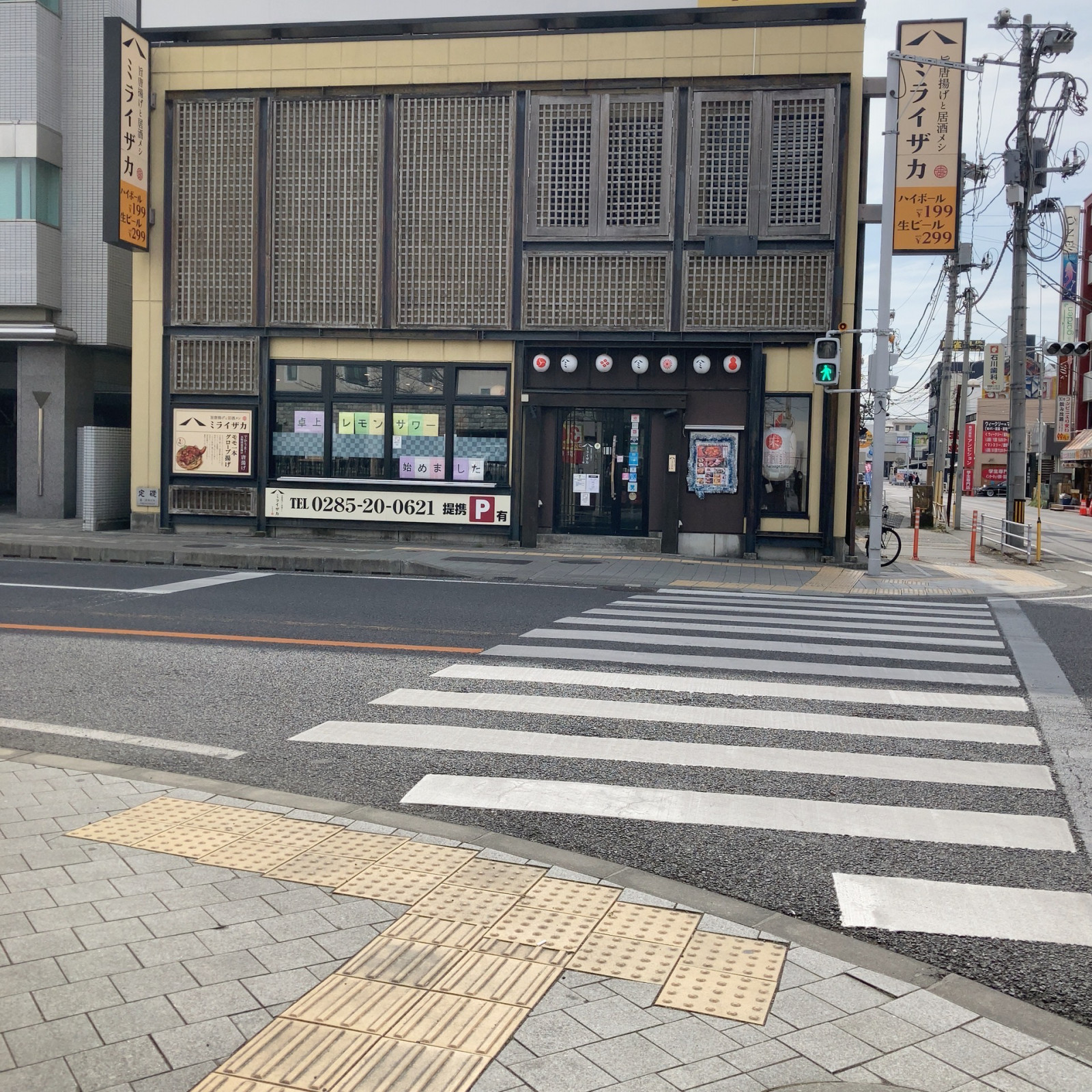 夜間も等間隔に街灯が灯り、非常に安全で歩行者専用に白線で区切られた広い駅東大通りの直進歩道の様子