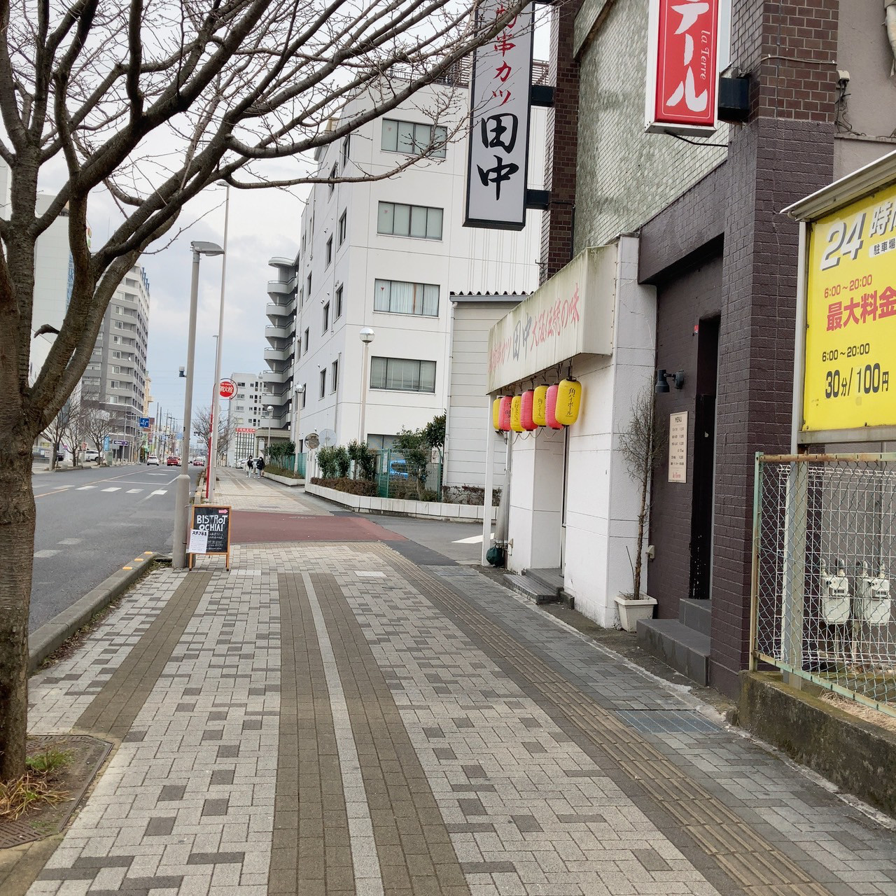 駅東大通りを進み、右手に串カツ田中の店舗看板が見える交差点を右折する曲がり角の様子