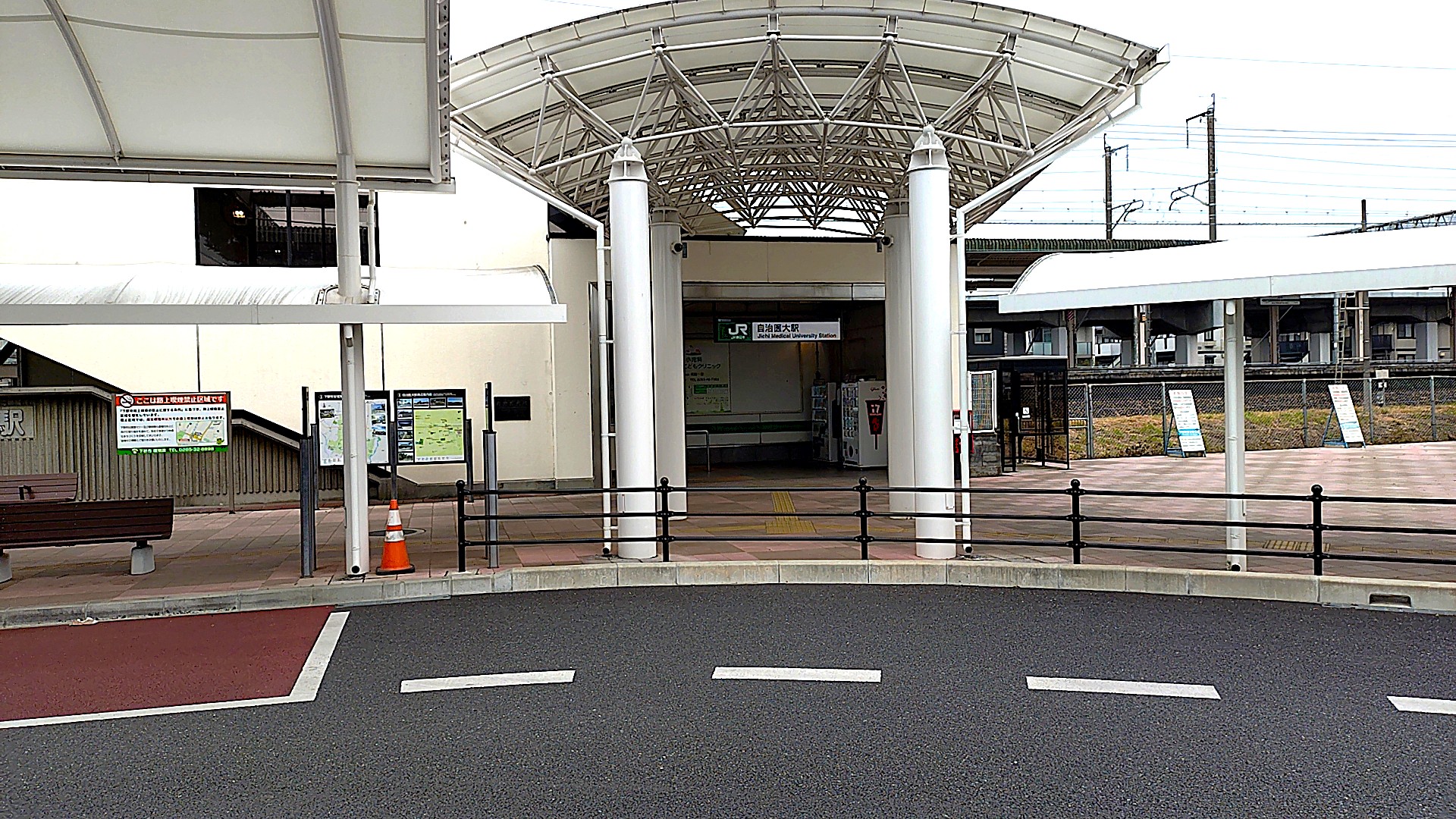 JR宇都宮線が通る下野市の自治医大駅東口。石橋高校などの進学校に通う生徒の通塾・通学拠点であり、小山駅までは直通わずか10分と、学校帰りに途中下車して自習室や1対1指導に通いやすい立地であることを示しています