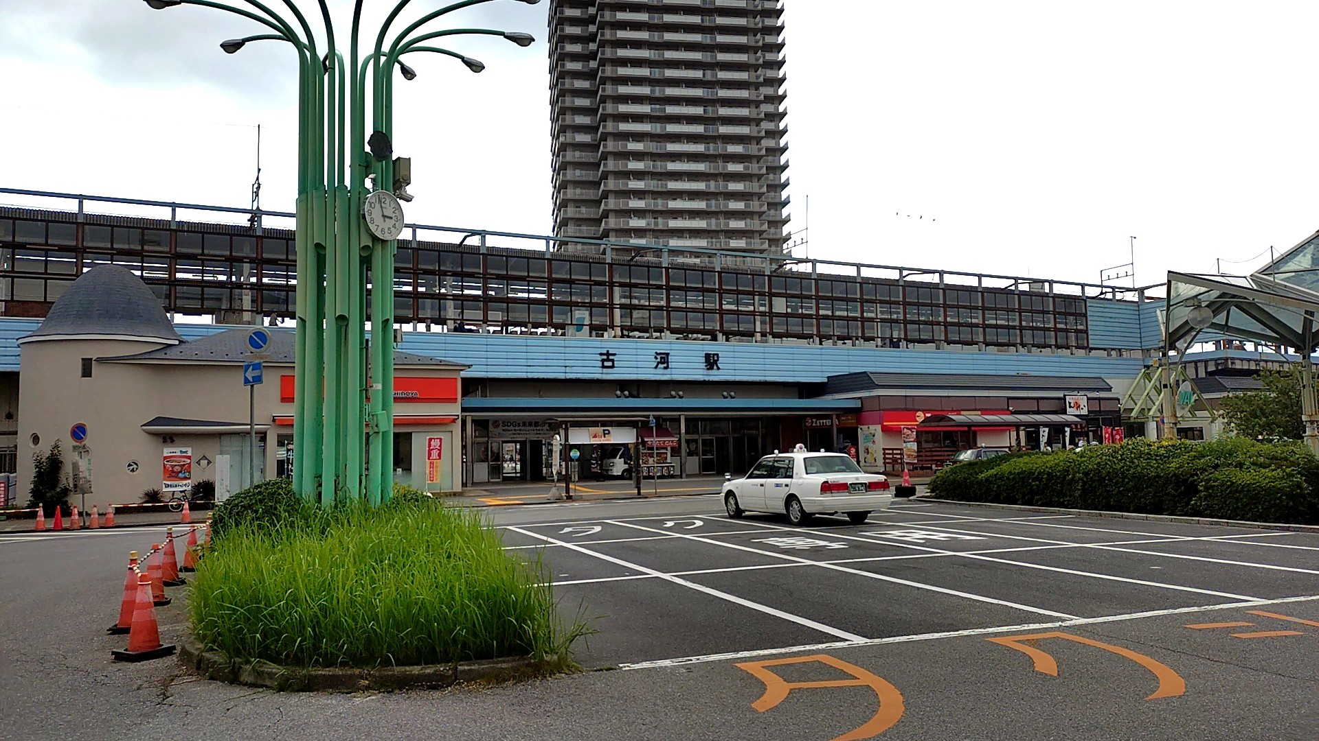 JR宇都宮線が通る茨城県古河市の古河駅東口ロータリー。古河中等教育学校などの進学校エリアの拠点であり、小山駅までは上り電車で乗換なし直通13分、非常にアクセスが良く通学・通塾しやすい距離感を示しています