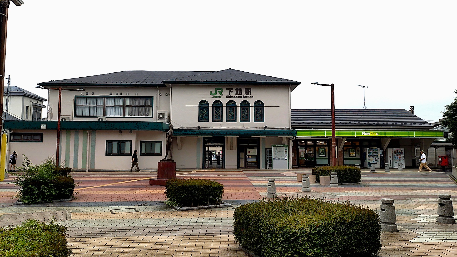JR水戸線・真岡鐵道・関東鉄道常総線が乗り入れる下館駅のレトロで美しい駅舎風景。下館第一高校からの通学拠点であり、小山駅まで水戸線直通21分でダイレクトアクセスできる様子を表しています