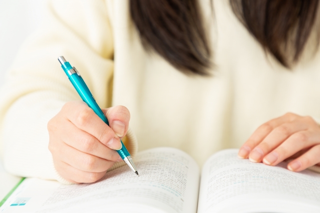 既卒生としての1年間、第一志望校合格に向けてペンを握り勉強に取り組む生徒の手元