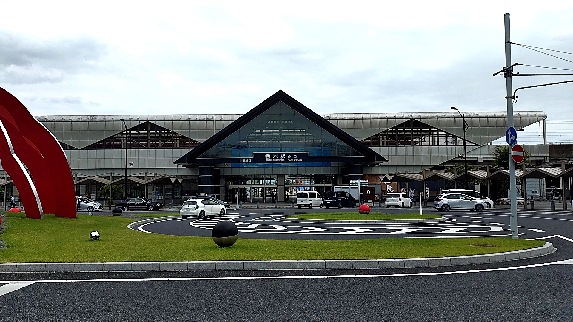 JR両毛線と東武日光線が乗り入れる栃木駅北口のロータリー広場の風景。栃木高校や栃木女子高校からの通学拠点であり、小山駅までは両毛線で直通わずか11分と、非常に通いやすい環境であることを表しています
