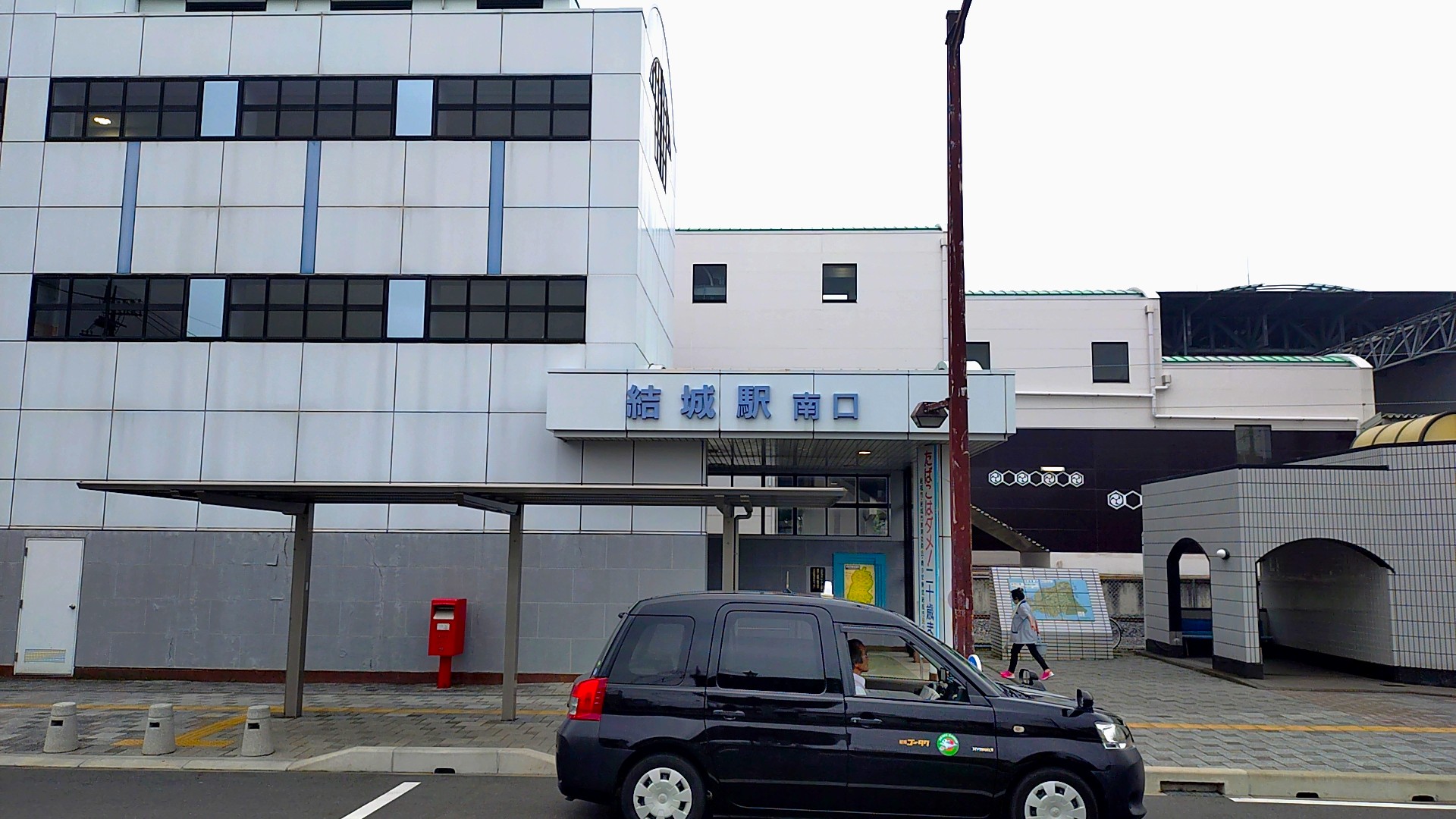 JR水戸線が通る茨城県結城市の結城駅南口ビル。小山駅までは乗換なし直通わずか8分という驚くべき近さであり、学校帰りにスッと通いやすい好アクセス環境を表しています