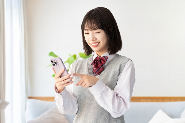 スマートフォンで解説を確認しながら学習する高校生