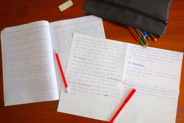 参考書とノートを広げて学習する既卒生向けの学習机