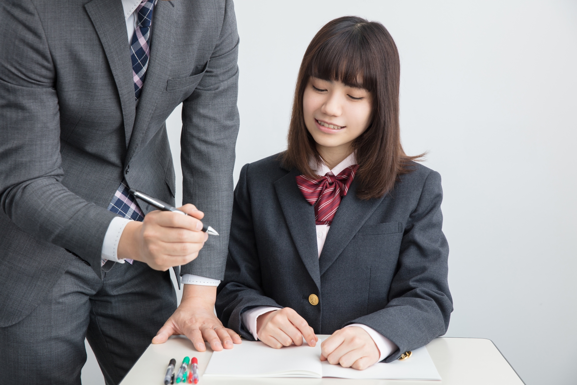 数学の答案を見ながら個別指導している様子